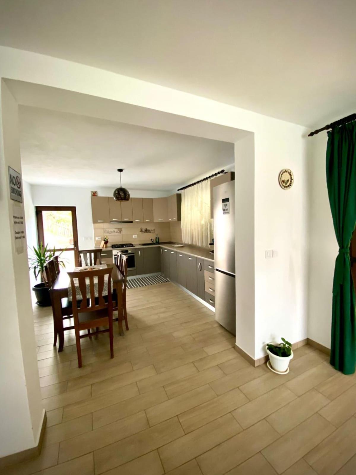 Отель Casa Alex Куртя-де-Арджеш Экстерьер фото